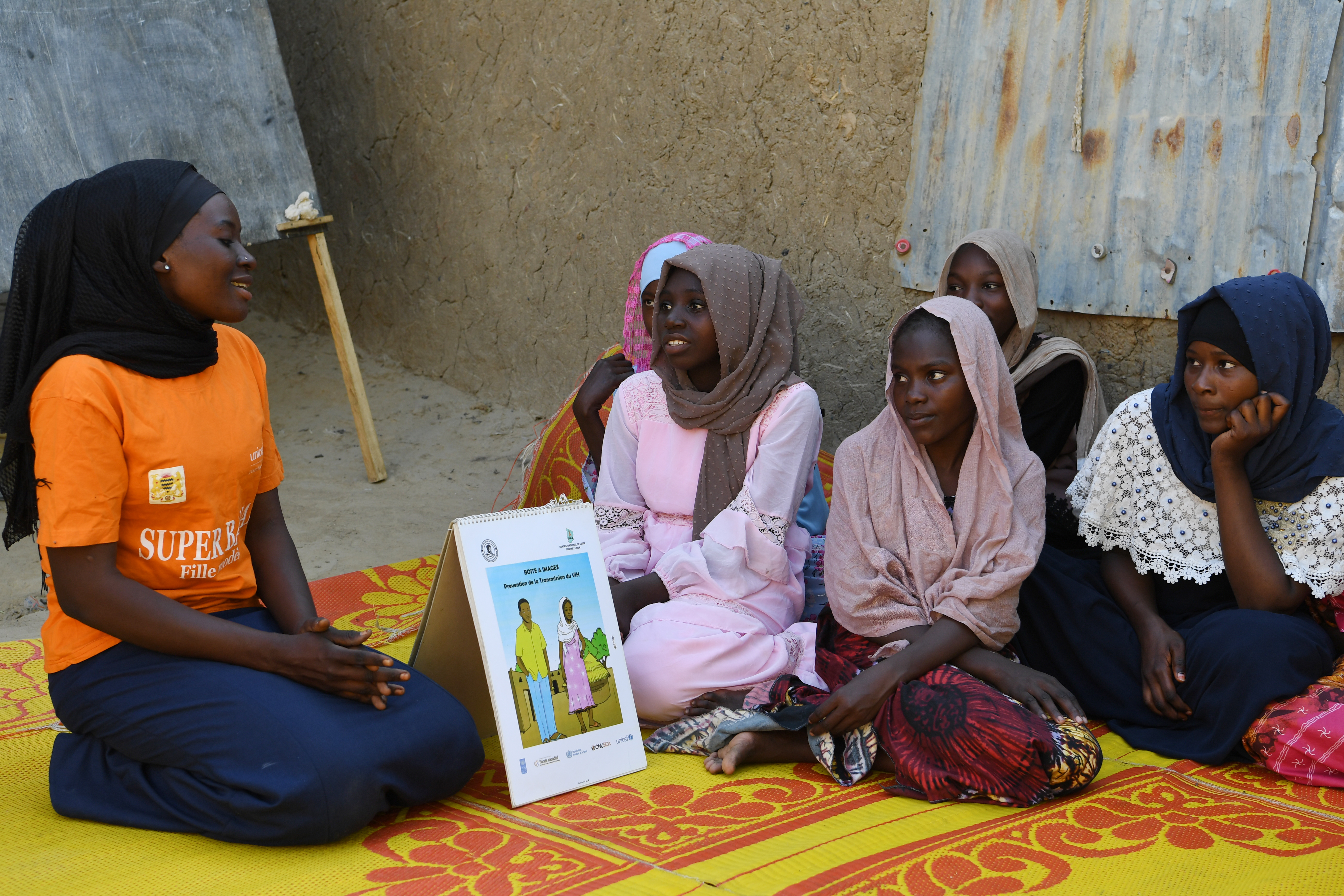 Khadidja is a “Super Banat” and giving an educational chat in her community, in Ndjamena, the capital of Chad. Photo taken by Frank Dejongh (2022)